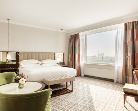 Executive Zimmer mit Kingsize-Bett und Blick auf die Gracht